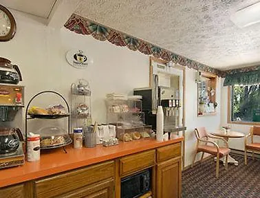 Super 8 By Wyndham Chaska 